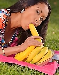 Danika is an addict of bananas